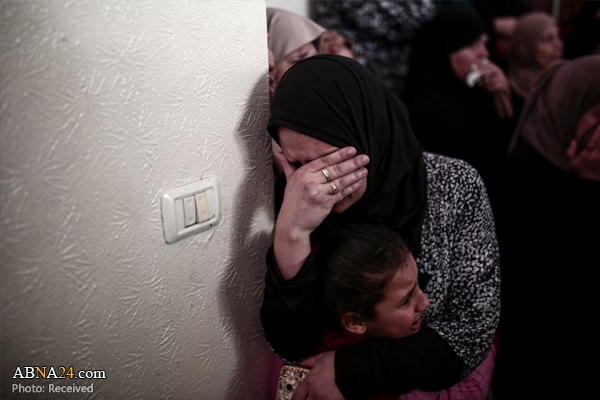 تصویر تأثیرگذار دخترک فلسطینی در کنار قبر پدر + عکس تصویر تأثیرگذار دخترک فلسطینی در کنار قبر پدر + عکس