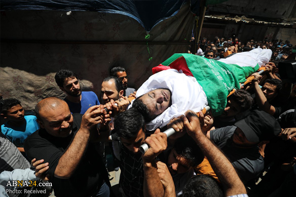 تصویر تأثیرگذار دخترک فلسطینی در کنار قبر پدر + عکس تصویر تأثیرگذار دخترک فلسطینی در کنار قبر پدر + عکس