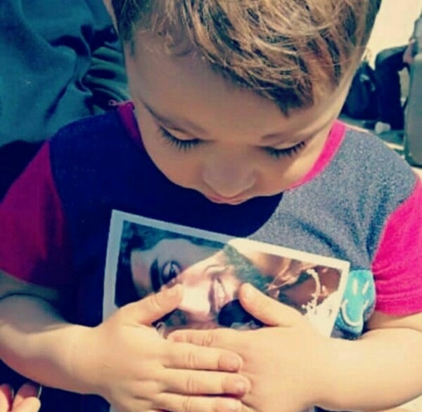 ابراز محبت فرزند شهید حججی به تصویر پدرش+ عکس ابراز محبت فرزند شهید حججی به تصویر پدرش+ عکس