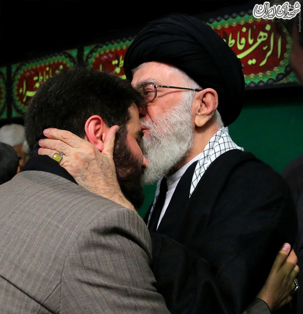 ناراحتی شدید از اشعار انقلابی مداح انقلابی در نماز عید فطر!/ رهبر انقلاب:خود بنده هم صف اولی هستم! ناراحتی شدید از اشعار انقلابی مداح انقلابی در نماز عید فطر!/ رهبر انقلاب:خود بنده هم صف اولی هستم!