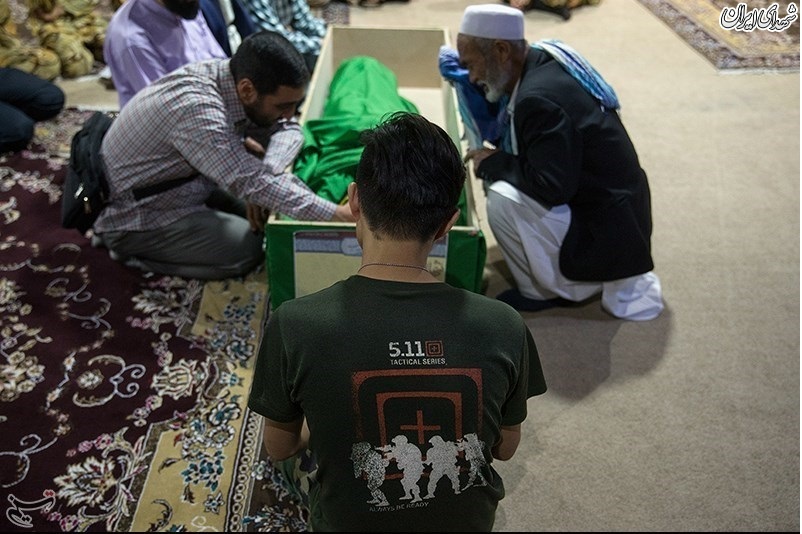 وداع با پیکر شهید فاطمیون در معراج شهدا/ عکس وداع با پیکر شهید فاطمیون در معراج شهدا/ عکس