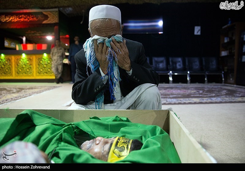 وداع با پیکر شهید فاطمیون در معراج شهدا/ عکس وداع با پیکر شهید فاطمیون در معراج شهدا/ عکس