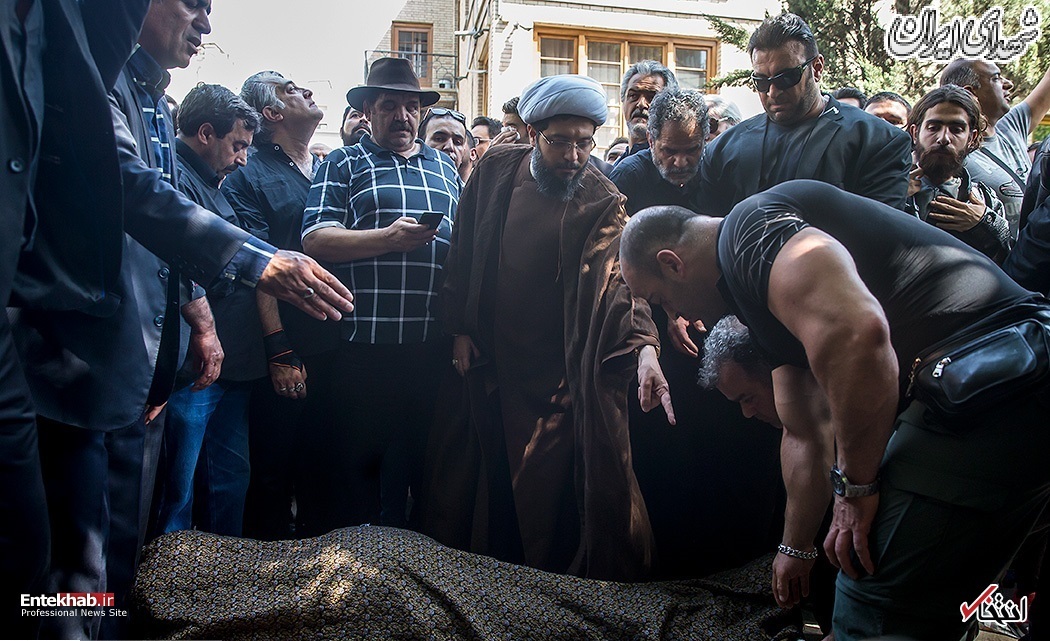 محمد علی آهنگران در تشییع ملک مطیعی + عکس