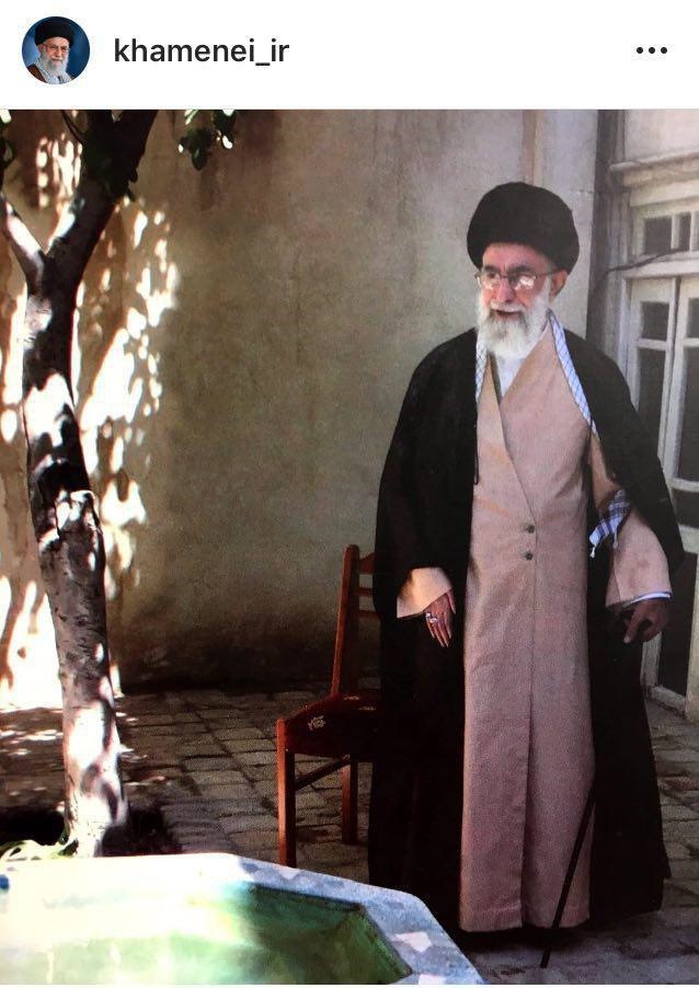 رهبر معظم انقلاب در حیاط منزل پدری شان + عکس