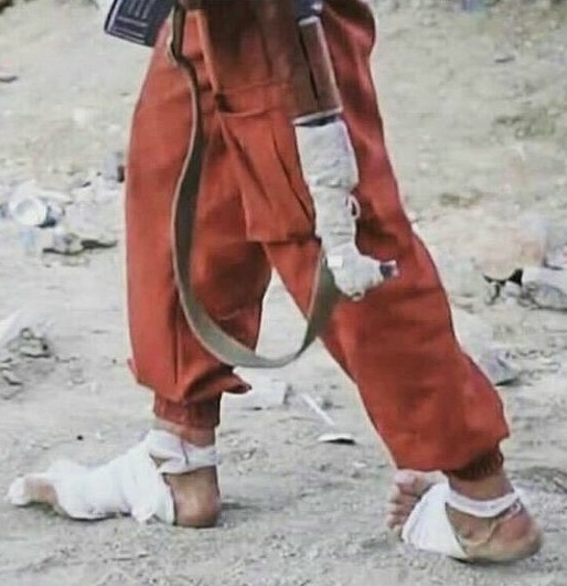 تصویری از رزمنده یمنی که دست به دست می شود + عکس