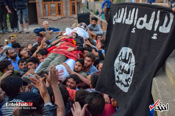 سنگ تمام کشمیریها در تشییع جنازه یک داعشی! + عکس سنگ تمام کشمیریها در تشییع جنازه یک داعشی! + عکس