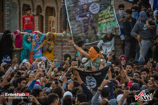 سنگ تمام کشمیریها در تشییع جنازه یک داعشی! + عکس سنگ تمام کشمیریها در تشییع جنازه یک داعشی! + عکس