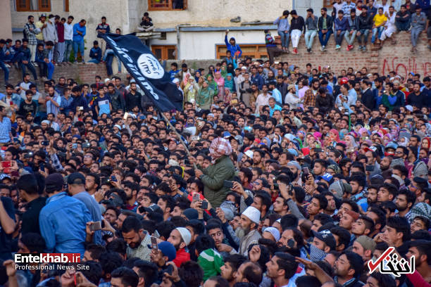 سنگ تمام کشمیریها در تشییع جنازه یک داعشی! + عکس سنگ تمام کشمیریها در تشییع جنازه یک داعشی! + عکس