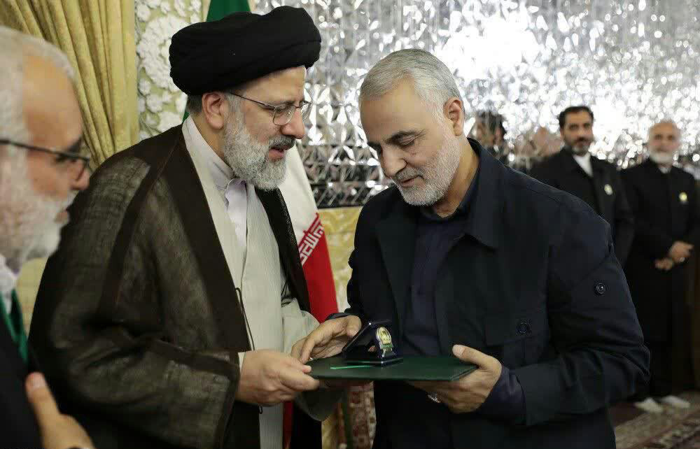 حاج قاسم سلیمانی خادم حرم امام رضا شد + عکس