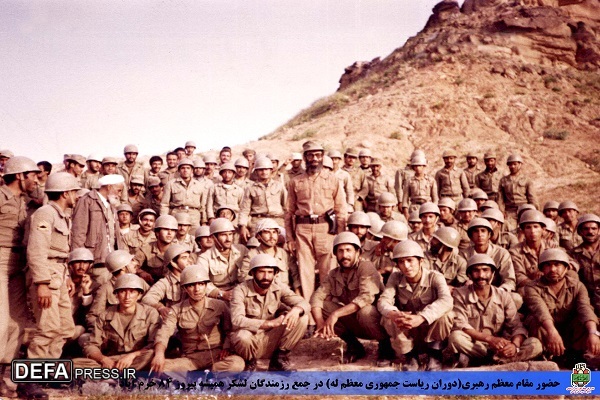 عکس یادگاری رهبر انقلاب در جمع رزمندگان لرستانی