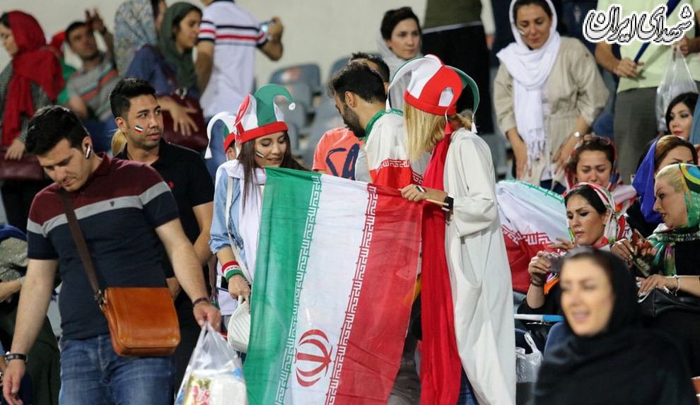 زنان در ورزشگاه به بهانه شادی رقاصی کردند/دارند به این انقلاب و خون شهدا خیانت می‌کنند/ این درد را انسان به کجا ببرد؟!