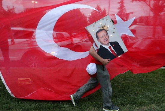 جشن و پایکوبی هواداران اردوغان در خیابانها + عکس جشن و پایکوبی هواداران اردوغان در خیابانها + عکس