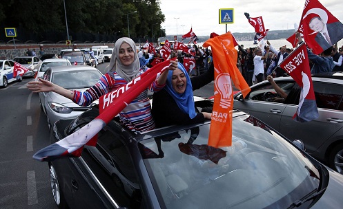 جشن و پایکوبی هواداران اردوغان در خیابانها + عکس جشن و پایکوبی هواداران اردوغان در خیابانها + عکس