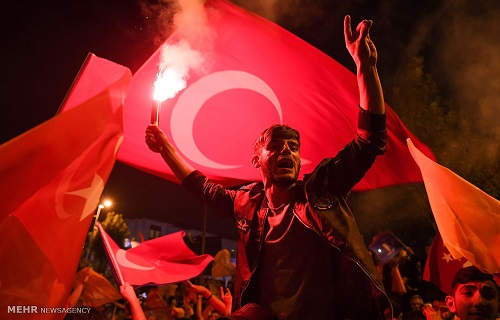 جشن و پایکوبی هواداران اردوغان در خیابانها + عکس جشن و پایکوبی هواداران اردوغان در خیابانها + عکس