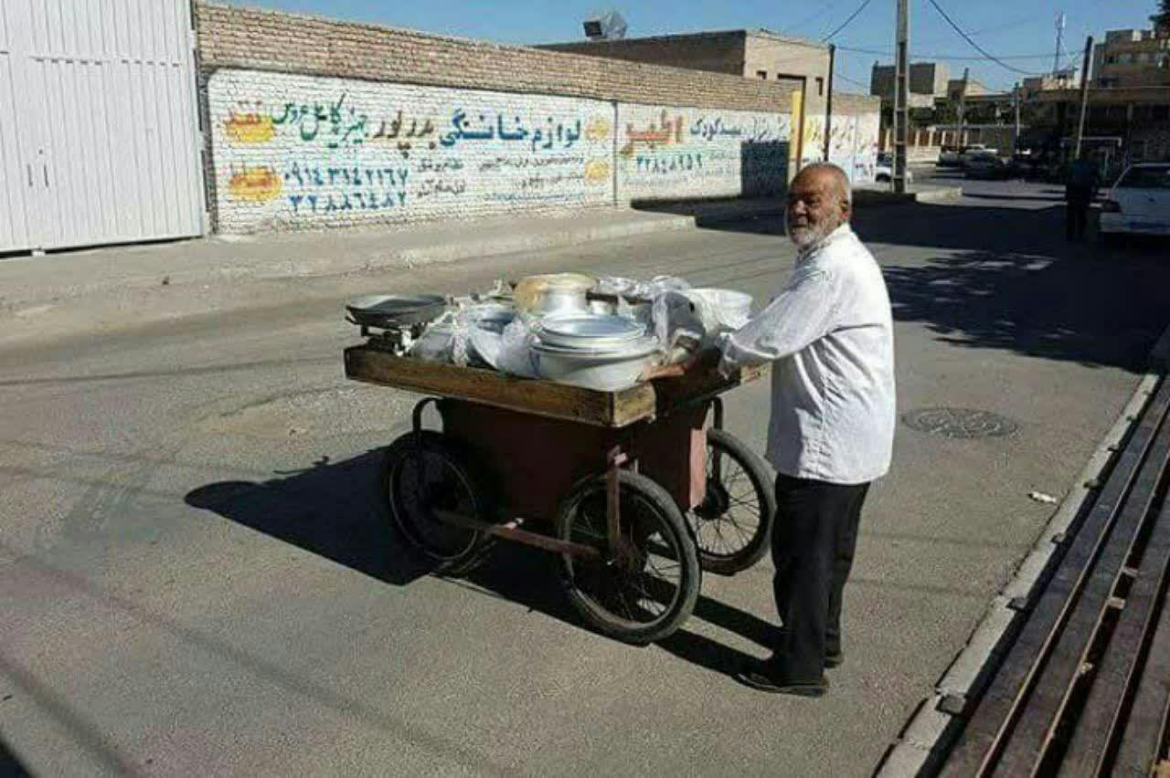 دستفروشی پدر شهیدان برگی روی چرخ دستی + عکس