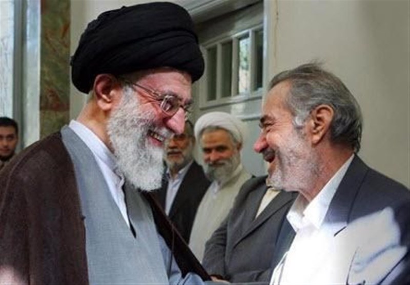 مرحوم هاشمی با ورود رهبر انقلاب از جا مرحوم هاشمی با ورود رهبر انقلاب از جا