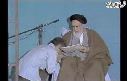 بوسه رئیس جمهور مکتبی بر دستان امام روح الله + عکس