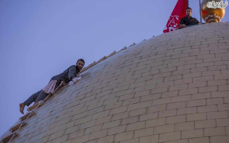 غبارروبی گنبد حرم مطهر حضرت قمر بنی هاشم(ع)