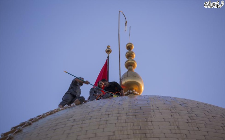 غبارروبی گنبد حرم مطهر حضرت قمر بنی هاشم(ع)