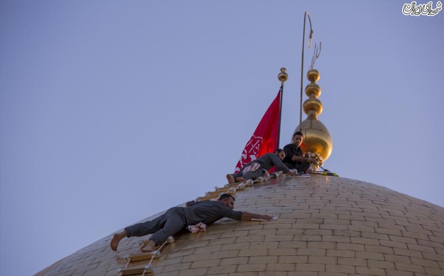 غبارروبی گنبد حرم مطهر حضرت قمر بنی هاشم(ع)