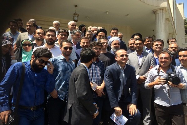 عکس یادگاری رئیس جمهور روحانی با خبرنگاران + عکس عکس یادگاری رئیس جمهور روحانی با خبرنگاران + عکس