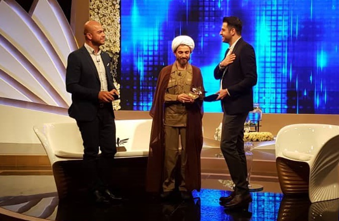 لباس جالب طلبه جوان در برنامه فرمول یک + عکس لباس جالب طلبه جوان در برنامه فرمول یک + عکس