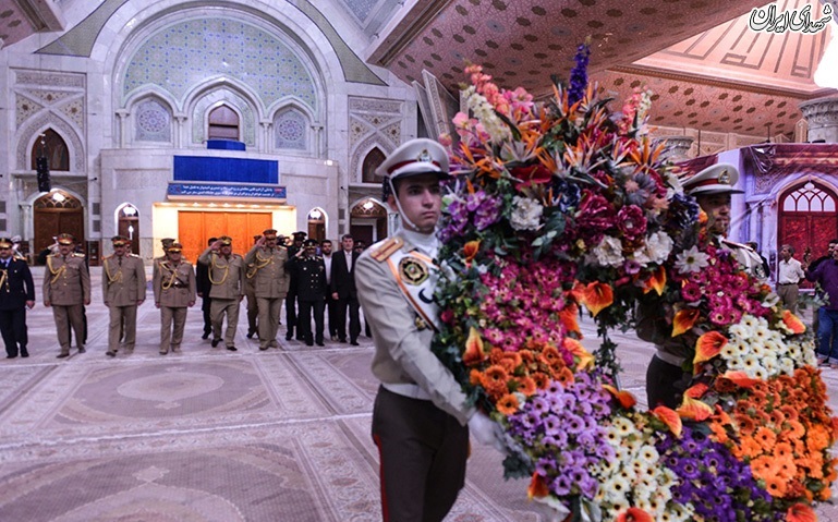 ادای احترام فرمانده مرزبانی عراق نسبت به امام خمینی(س) ادای احترام فرمانده مرزبانی عراق نسبت به امام خمینی(س)