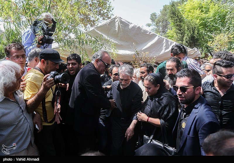 عزت الله انتظامی در کنار خسرو شکیبایی آرام گرفت عزت الله انتظامی در کنار خسرو شکیبایی آرام گرفت
