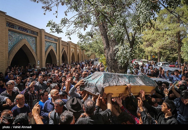 عزت الله انتظامی در کنار خسرو شکیبایی آرام گرفت عزت الله انتظامی در کنار خسرو شکیبایی آرام گرفت