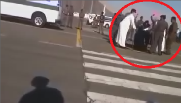 گردن زدن یک زن با شمشیر در عربستان سعودی + عکس گردن زدن یک زن با شمشیر در عربستان سعودی + عکس