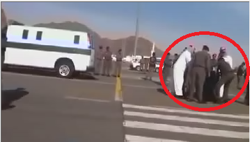 گردن زدن یک زن با شمشیر در عربستان سعودی + عکس گردن زدن یک زن با شمشیر در عربستان سعودی + عکس