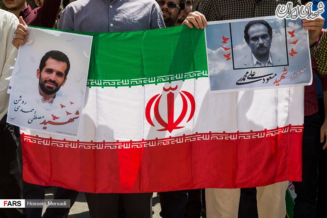 تجمع دانشجویان در اعتراض به بازرسیهای آژانس تجمع دانشجویان در اعتراض به بازرسیهای آژانس