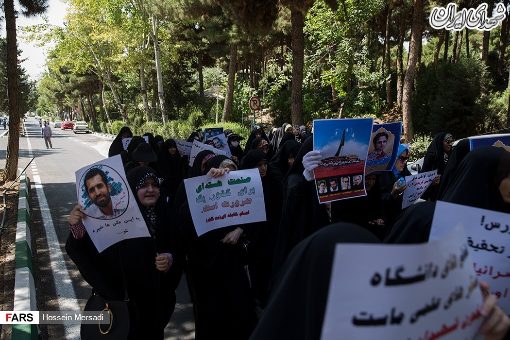 تجمع دانشجویان در اعتراض به بازرسیهای آژانس تجمع دانشجویان در اعتراض به بازرسیهای آژانس