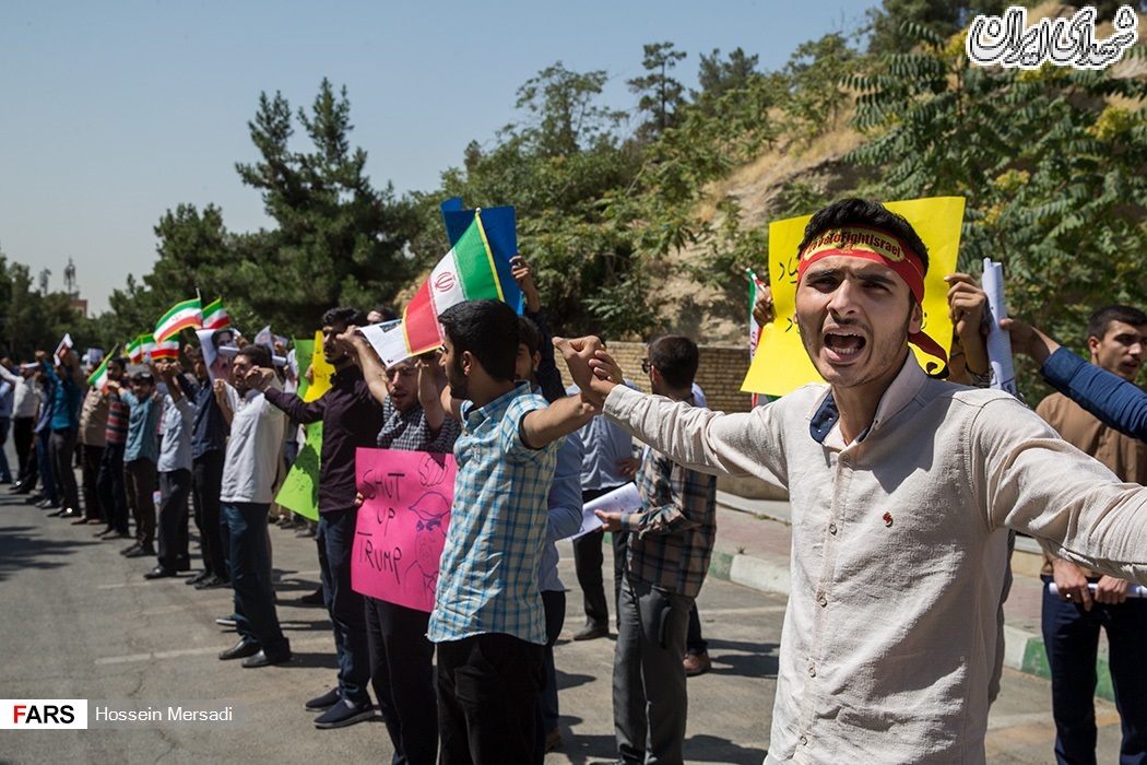 تجمع دانشجویان در اعتراض به بازرسیهای آژانس تجمع دانشجویان در اعتراض به بازرسیهای آژانس