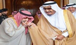 میلیاردر سعودی به دستبوسی ملک سلمان رفت + عکس میلیاردر سعودی به دستبوسی ملک سلمان رفت + عکس