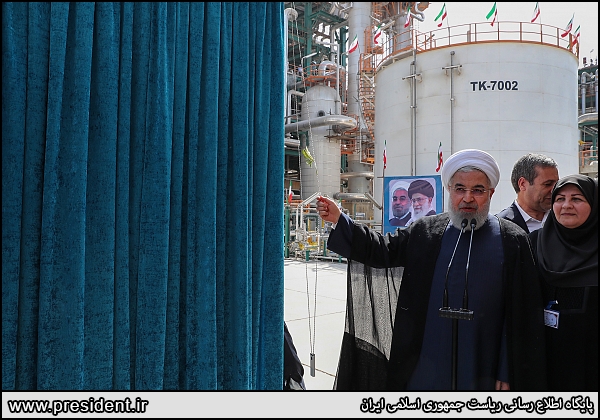 روحانی سه طرح پتروشیمی را در عسلویه افتتاح کرد روحانی سه طرح پتروشیمی را در عسلویه افتتاح کرد