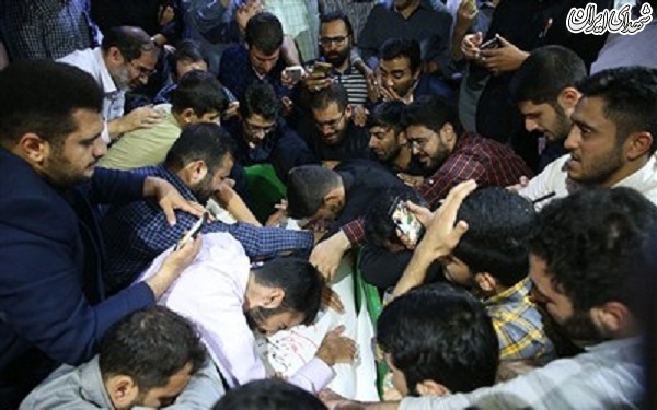 وداع با پیکر دو شهید مدافع حرم در معراج شهدا وداع با پیکر دو شهید مدافع حرم در معراج شهدا