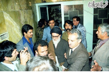آیت الله طالقانی هنگام خروج از حسینیه ارشاد + عکس