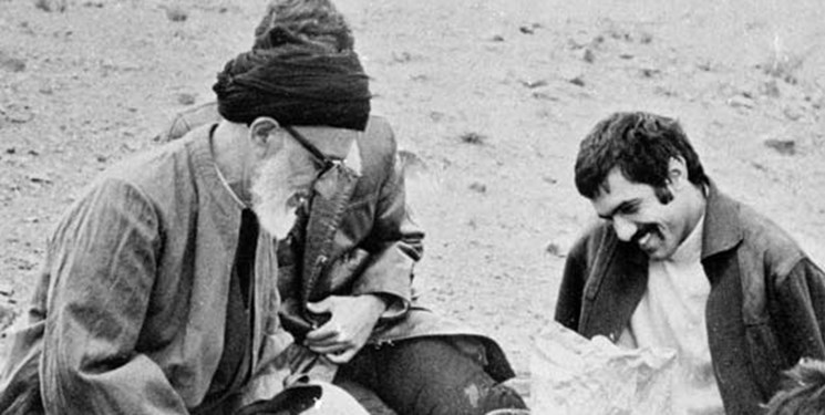 جاری کردن خطبه عقد فرزندان آیتالله طالقانی در بیابان جاری کردن خطبه عقد فرزندان آیتالله طالقانی در بیابان