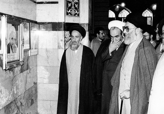 فاتحه خوانی رهبر انقلاب برای مرحوم اشراقی + عکس