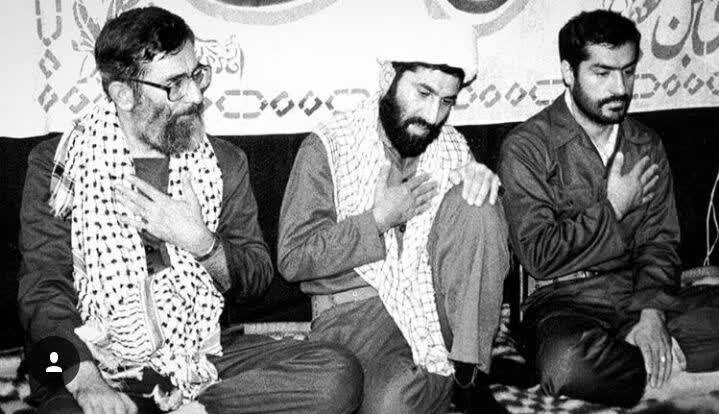 سینه زنی رهبر انقلاب در جمع رزمندگان + عکس
