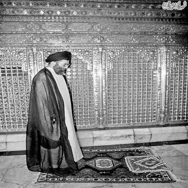 تصاویر منتشر نشده از رهبر معظم انقلاب اسلامی در حرم مطهر حضرت معصومه(سلام الله علیها)