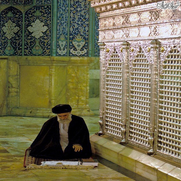 تصاویر منتشر نشده از رهبر معظم انقلاب اسلامی در حرم مطهر حضرت معصومه(سلام الله علیها)