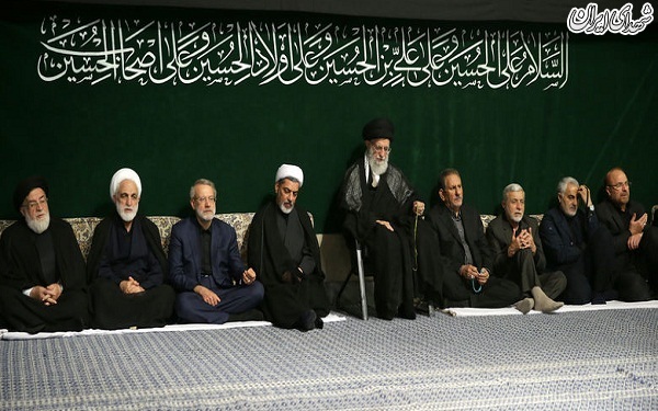 در شب هشتم محرم و با حضور رهبر معظم انقلاب؛مراسم عزاداری حسینی (ع) در حسینیه امام خمینی(ره) برگزار شد.