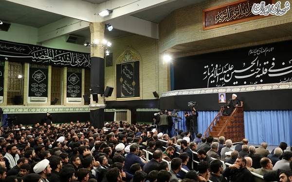 در شب هشتم محرم و با حضور رهبر معظم انقلاب؛مراسم عزاداری حسینی (ع) در حسینیه امام خمینی(ره) برگزار شد.