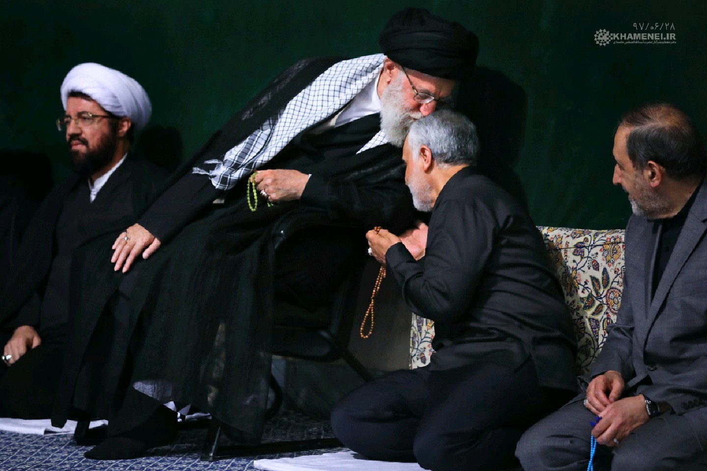 عکس/بوسه رهبری بر سر قاسم سلیمانی