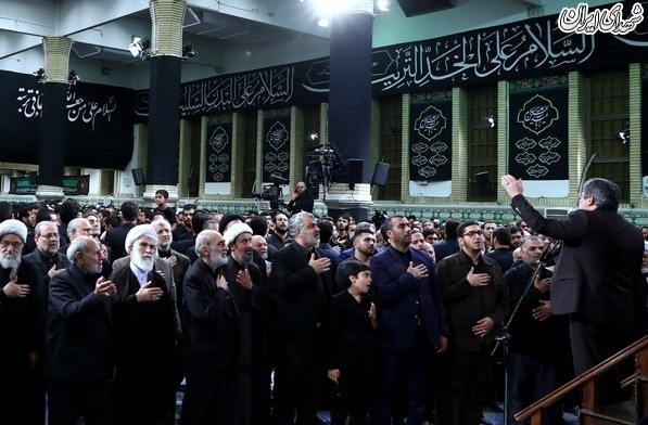 شریعتمداری در جمع عزاداران بیت رهبر انقلاب + عکس