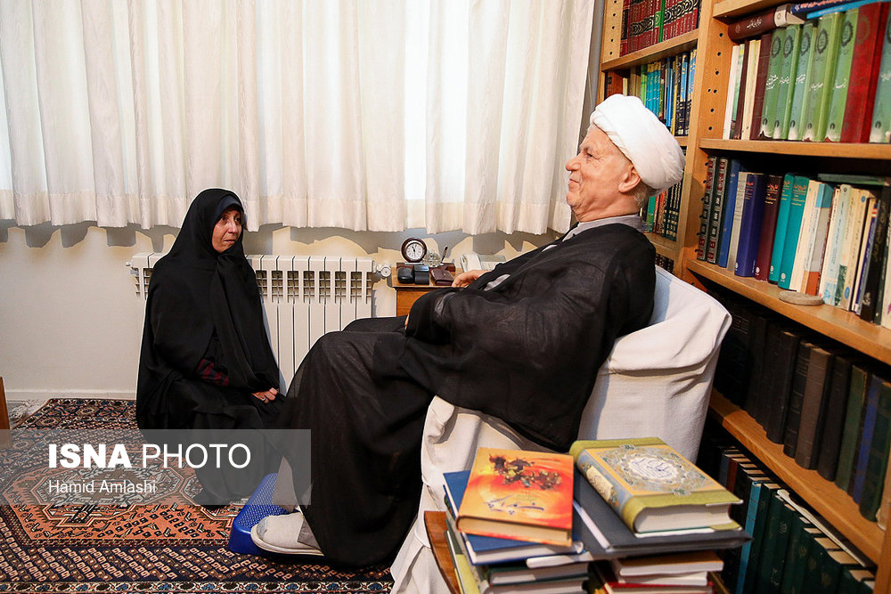 نگاه فاطمه هاشمی به مجسمه پدر مرحومشان + عکس