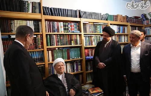 جهانگیری و سید حسن خمینی در کنار مجسمه هاشمی