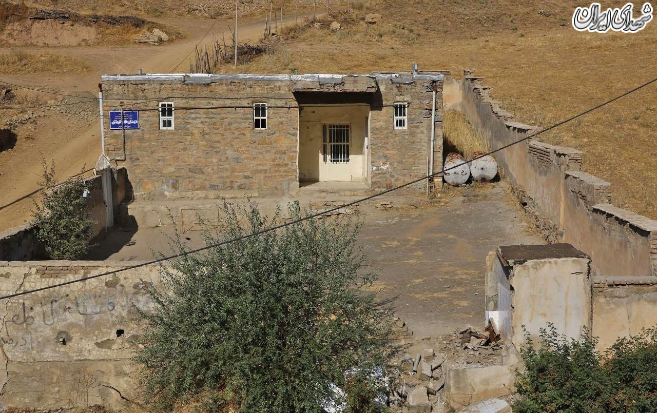 تصاویر تلخ از خانواده دختربچه‌ای که زیر دیوار مدرسه جان باخت